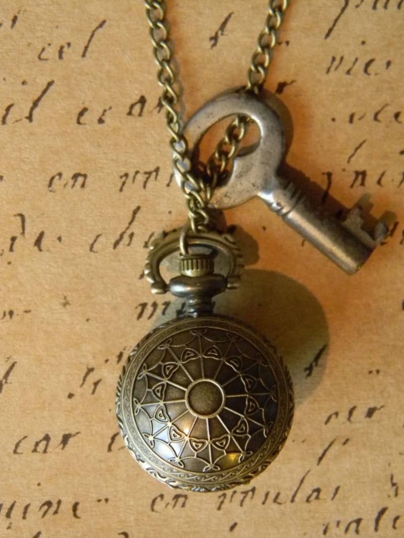 Victorian Sphere Spiderweb Style Anhänger Uhr Mit Antikem Schlüssel. Steampunk-Stil. Modernes Quarzuhrwerk von CuriosityShopper