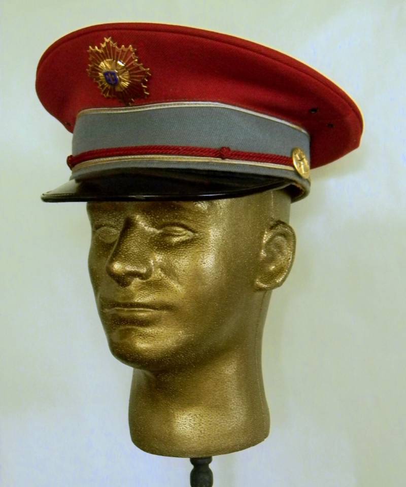 steampunk Hut Im Militärstil Mit Vintage-Fleur-De-Lis-Malta-Kreuz-Medaillon-Emblem von CuriosityShopper