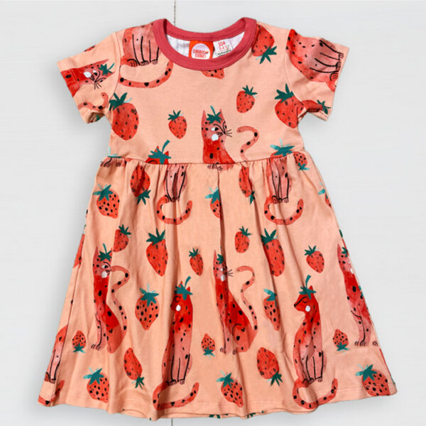 Curious Stories Kleid aus Bio-Baumwolle mit dem Katzen & Erdbeeren Print von Curious Stories