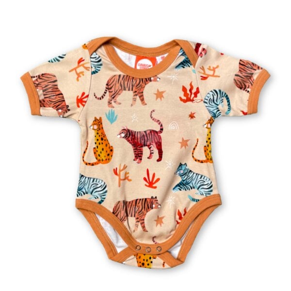 Curious Stories Sommerbody für Kinder aus Bio-Baumwolle mit dem coolen Tiger Print von Curious Stories