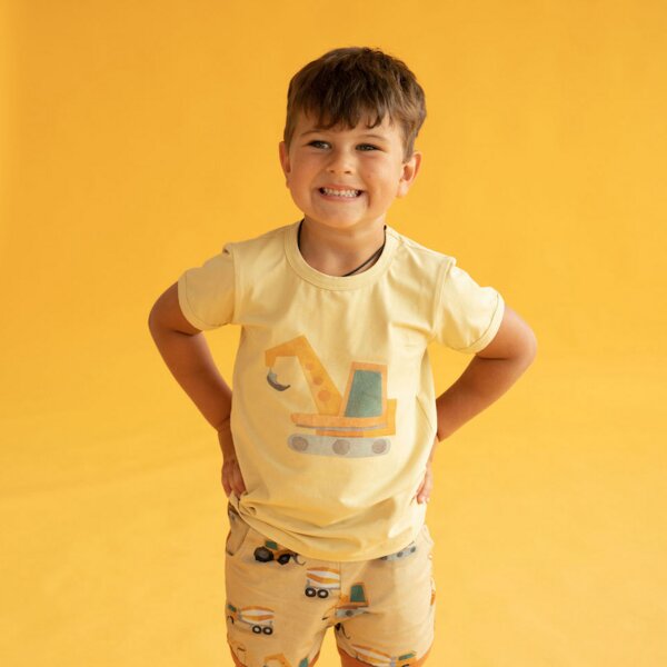 Curious Stories T-shirt für Kinder aus Bio-Baumwolle uni mit dem Baustellen-Print und Uni Hintergrund von Curious Stories