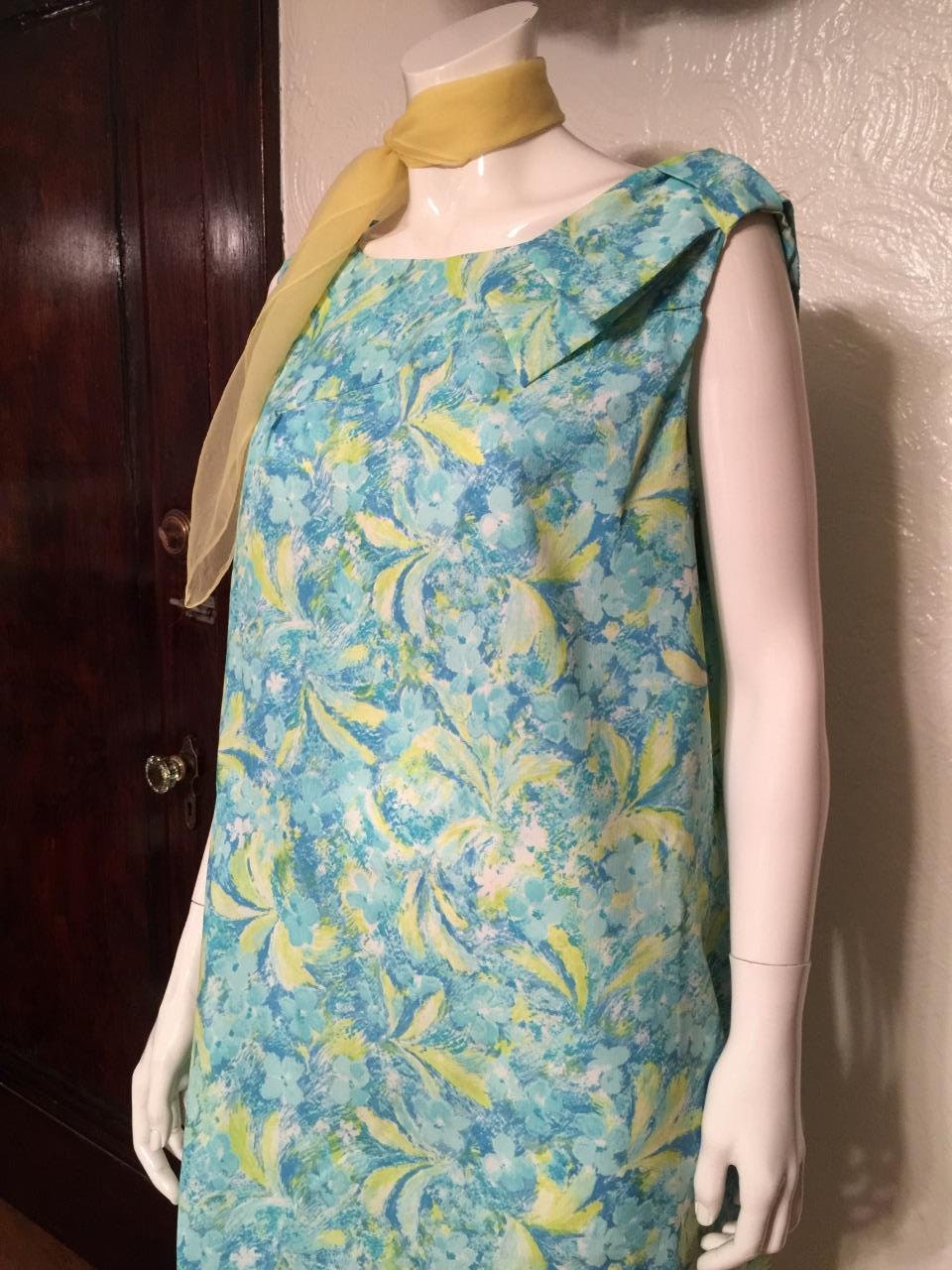 Vintage 1960's Hellblaues Rayon Etuikleid Mit Bogen, Größe 18, 43 - Zoll von CuriousGoodsVintage