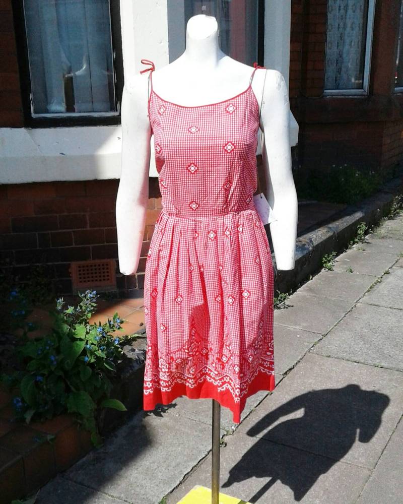 Hübsches 50Er Jahre Sommerkleid Aus Baumwolle Mit Karomuster Und Blumendruck von CuriousOrangeVintage