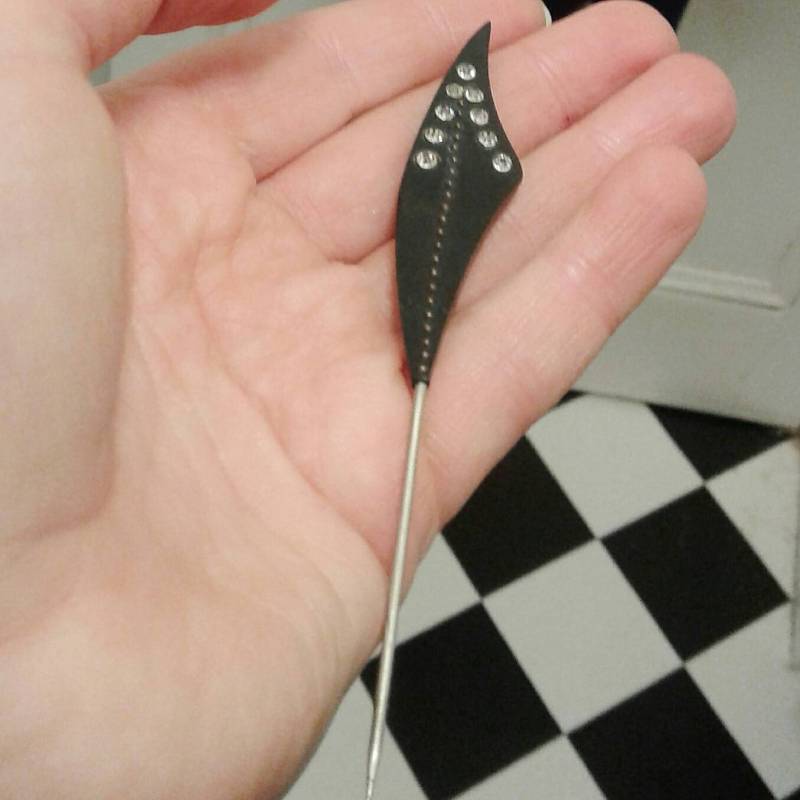 Schöne Stilvolle Art-Deco-Hutblitze Mit Glassteinen Würden Ein Ideales Geschenk Machen von CuriousOrangeVintage