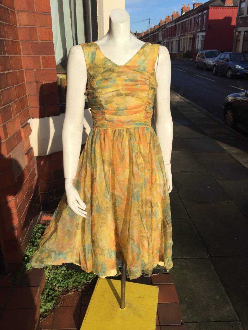 Wunderschöne Gelbe Floaty Original 1950 Kleid Mit Rusching Detail von CuriousOrangeVintage