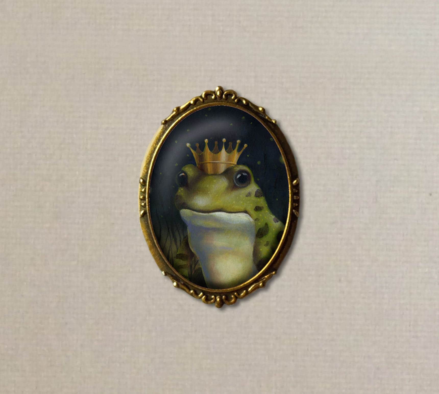 Froschkönig Brosche Von Original-Kunstwerk in Ovaler Gold-Ton-Einstellung, Weihnachtsgeschenk, Wichteln, Verlobung, Hochzeit Geschenk Froschkönig Brosche Von Original-Kunstwerk in Ovaler Gold-Ton-Einstellung, Weihnachtsgeschenk, Wichteln, Verlobung, Hochzeit Geschenk von CuriousPortraits