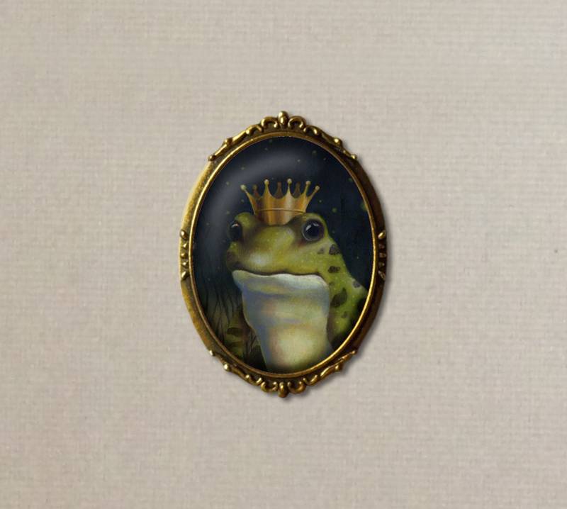 Froschkönig Brosche Von Original-Kunstwerk in Ovaler Gold-Ton-Einstellung, Weihnachtsgeschenk, Wichteln, Verlobung, Hochzeit Geschenk Froschkönig Brosche Von Original-Kunstwerk in Ovaler Gold-Ton-Einstellung, Weihnachtsgeschenk, Wichteln, Verlobung, Hochzeit Geschenk von CuriousPortraits