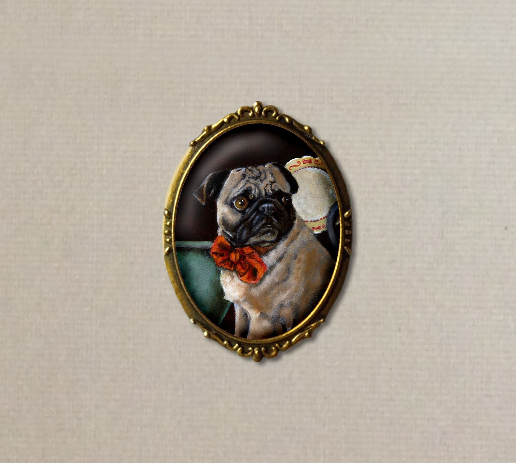 Mops Portrait Brosche Von Original Kunstwerk, Haustier Hund in Gold Ton Oval Einstellung Mops Portrait Brosche Von Original Kunstwerk, Haustier Hund in Gold Ton Oval Einstellung von CuriousPortraits