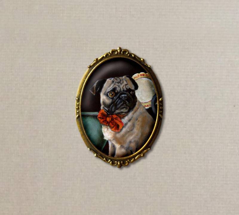 Mops Portrait Brosche Von Original Kunstwerk, Haustier Hund in Gold Ton Oval Einstellung Mops Portrait Brosche Von Original Kunstwerk, Haustier Hund in Gold Ton Oval Einstellung von CuriousPortraits