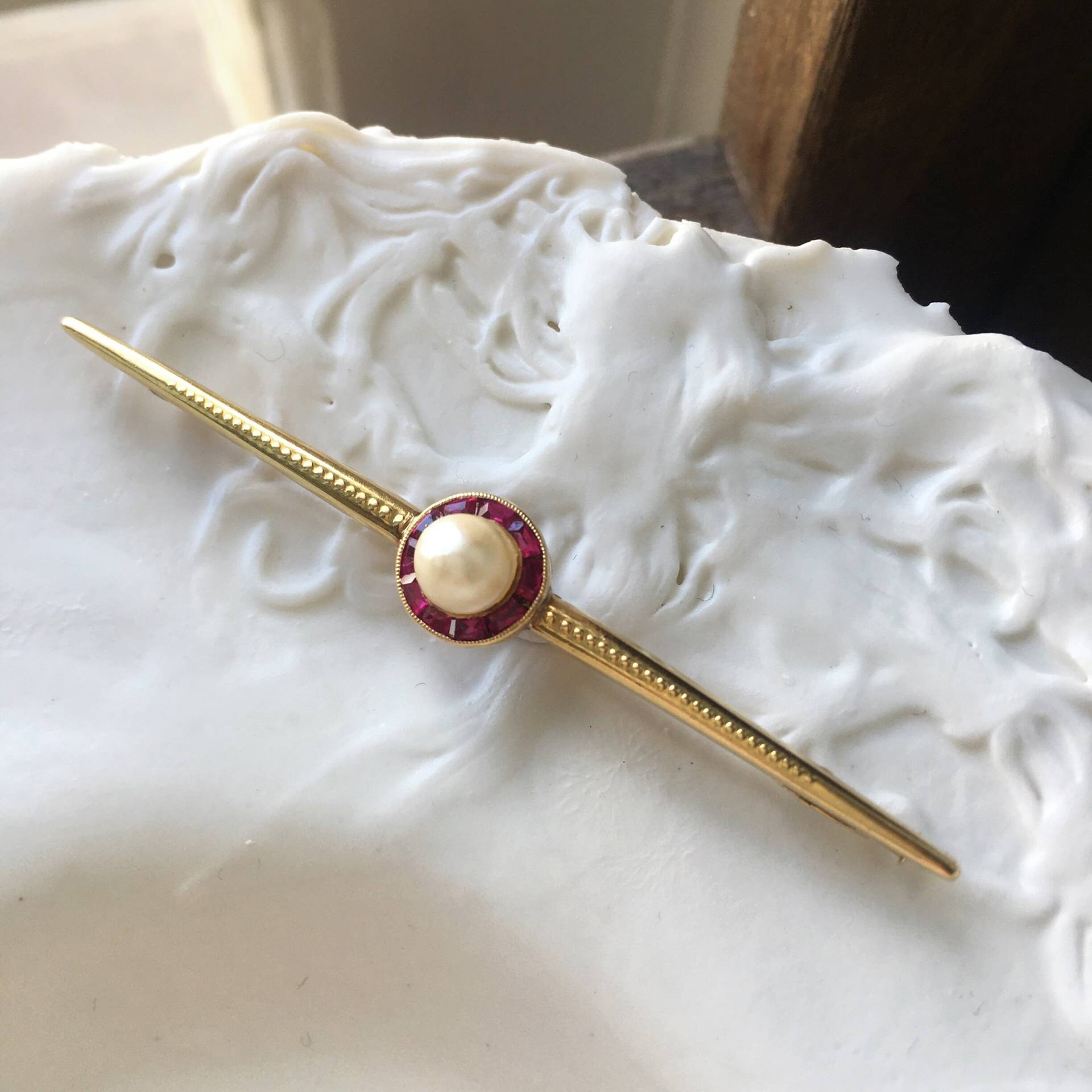 18Kt Gold Art Deco Brosche Rubin & Perlstab Anstecknadel 18Kt Gold Art Deco Brosche Rubin & Perlstab Anstecknadel von CuriouslyTimeless