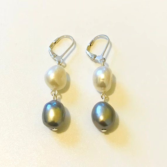 Elegante Weiße Und Graue Barocke Perlenohrringe Elegante Weiße Und Graue Barocke Perlenohrringe von CurlanceCreations