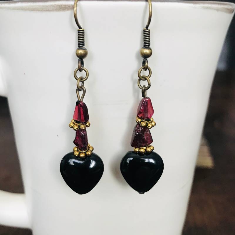 Schwarze Onyx Herz Und Granat Ohrringe Schwarze Onyx Herz Und Granat Ohrringe von CurlanceCreations