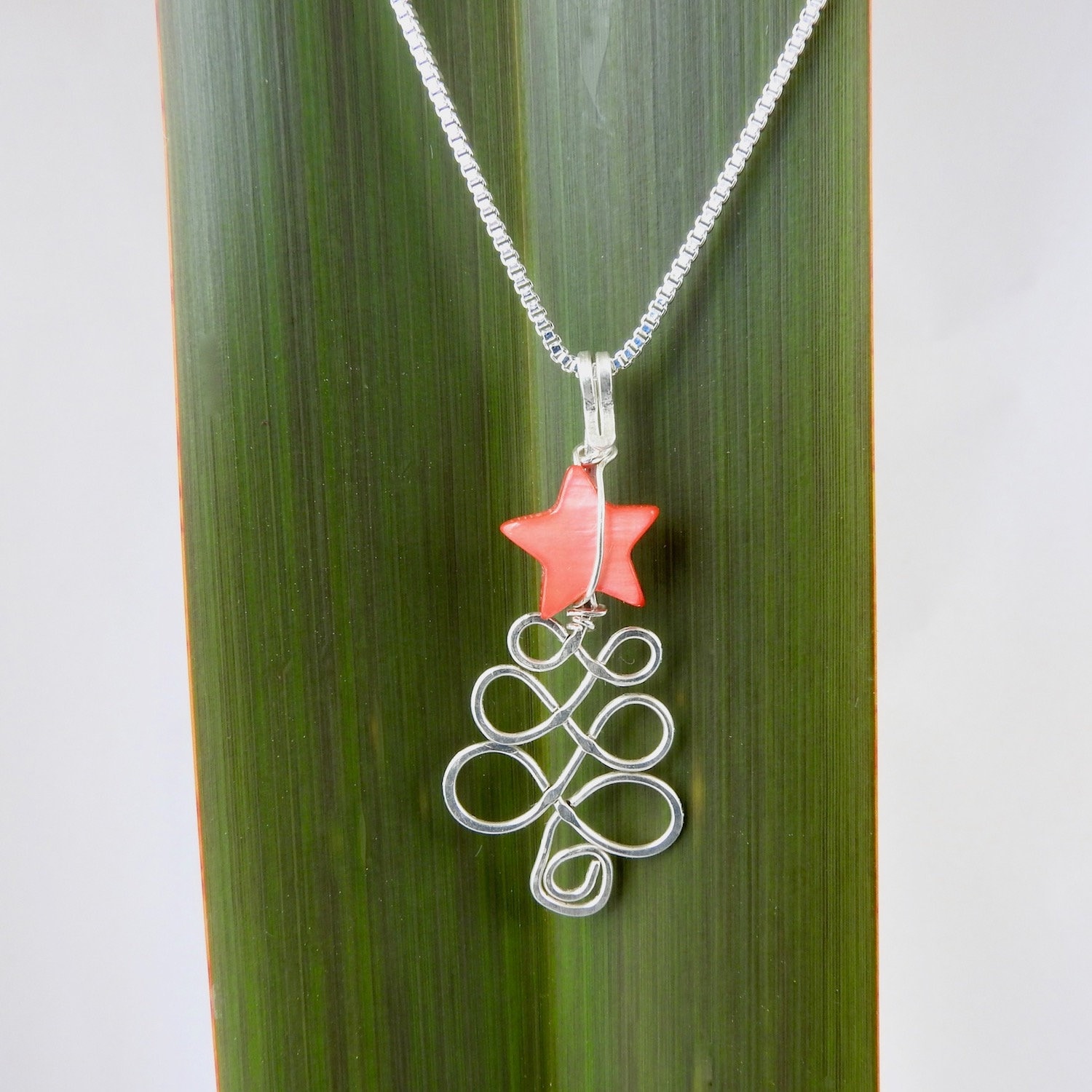 Handgemachte Sterling Silber Weihnachtsbaum Kette Roter Perlmutt Stern Handgemachte Sterling Silber Weihnachtsbaum Kette Roter Perlmutt Stern von CurlicueNZ