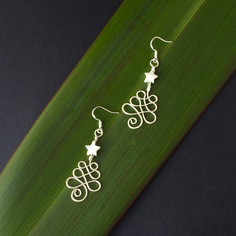 Handgemachte Sterling Silber Weihnachtsbaum Ohrringe Mit Perlmutt Stern Handgemachte Sterling Silber Weihnachtsbaum Ohrringe Mit Perlmutt Stern von CurlicueNZ