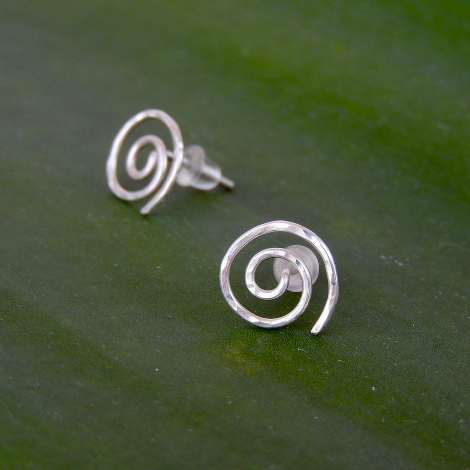 Recycelte Sterlingsilber-Spiral-Ohrstecker Gehämmerte Swirl-Beiträge Recycelte Sterlingsilber-Spiral-Ohrstecker Gehämmerte Swirl-Beiträge von CurlicueNZ