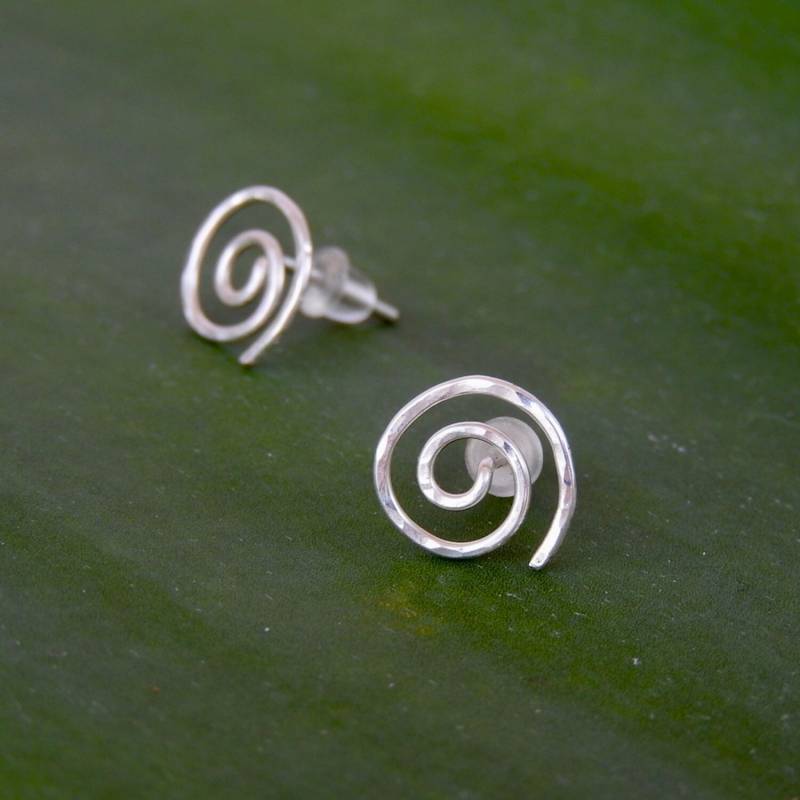 Recycelte Sterlingsilber-Spiral-Ohrstecker Gehämmerte Swirl-Beiträge Recycelte Sterlingsilber-Spiral-Ohrstecker Gehämmerte Swirl-Beiträge von CurlicueNZ