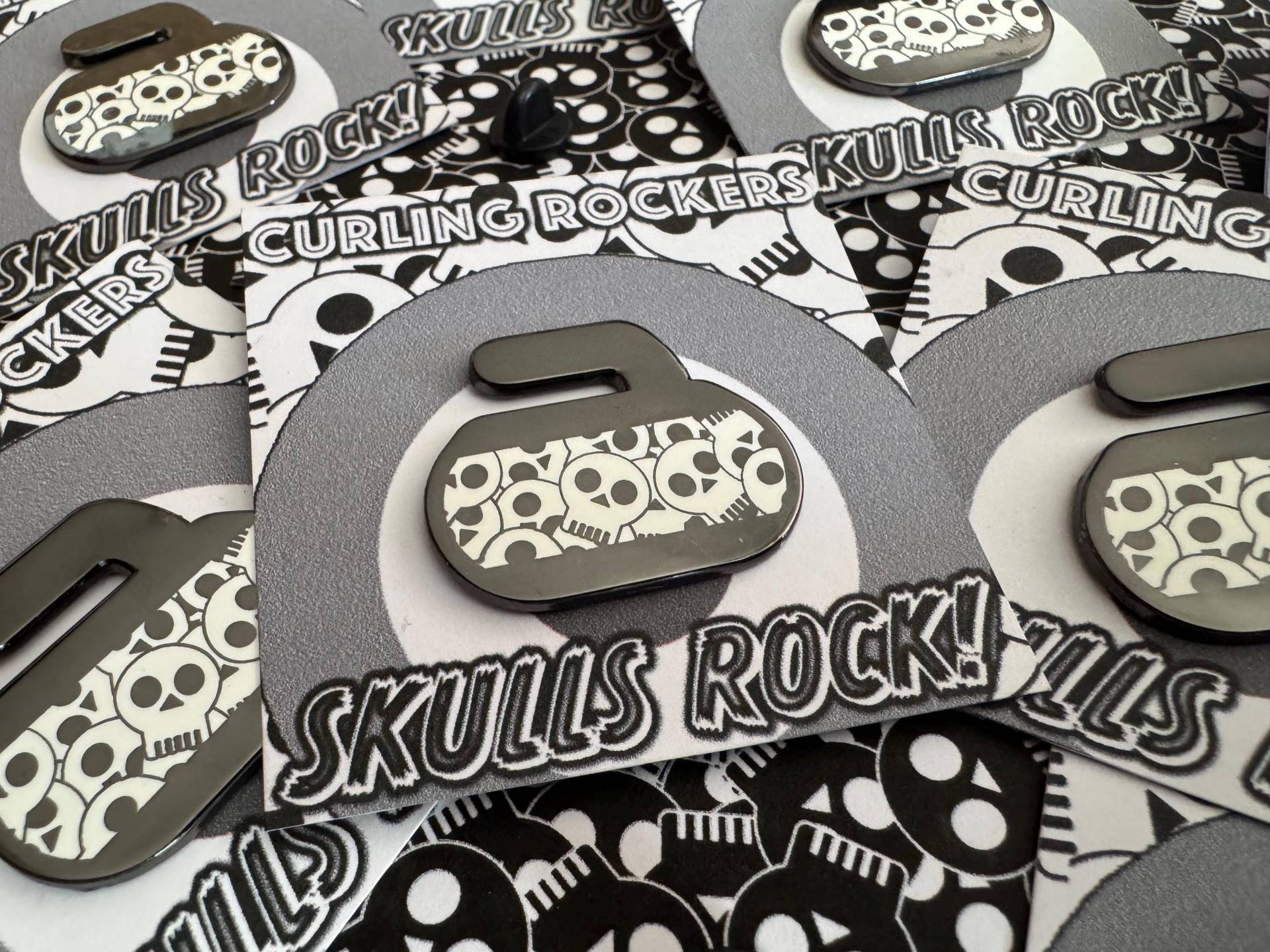 Totenkopf Rock Eisstock Pin Totenkopf Rock Eisstock Pin von CurlingRockers