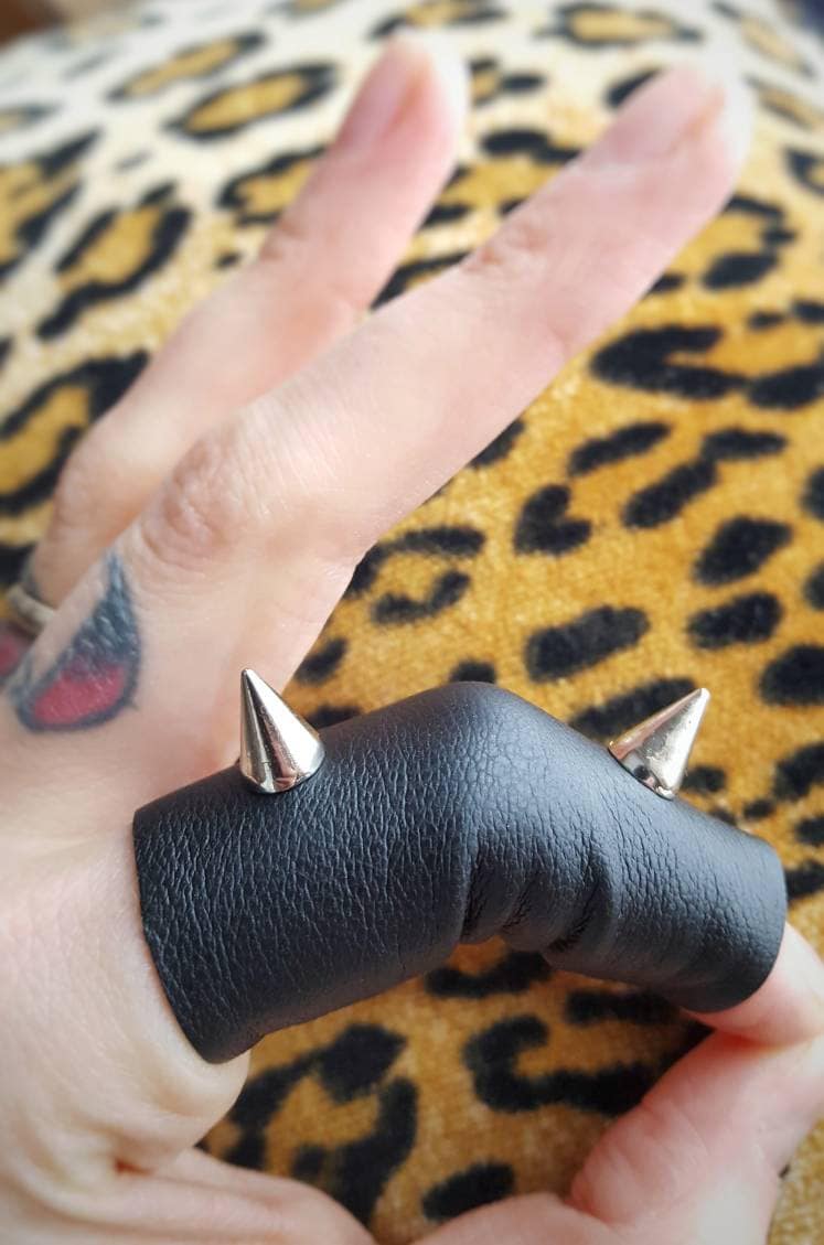 Cursed Arrows Unisex Ring Beschlagener Schwarzer Fingerring Aus Veganem Leder Cursed Arrows Unisex Ring Beschlagener Schwarzer Fingerring Aus Veganem Leder von CursedArrows