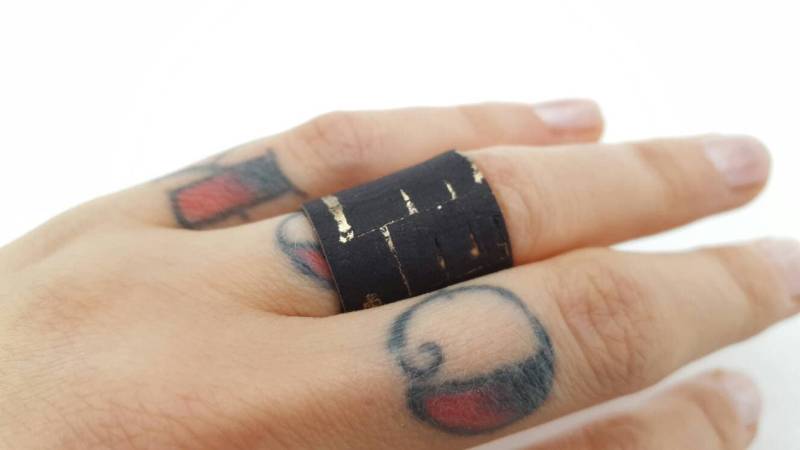 Evil Woman Schwarzer Vegan Leder Unisex Ring - Schlicht Oder Mit Nieten von CursedArrows