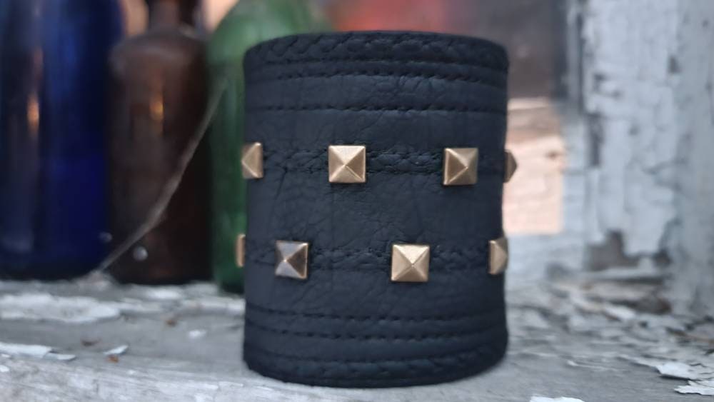 Idoless Schwarze Unisex Gold Nieten Armband Gothic Handgelenk Manschette Idoless Schwarze Unisex Gold Nieten Armband Gothic Handgelenk Manschette von CursedArrows