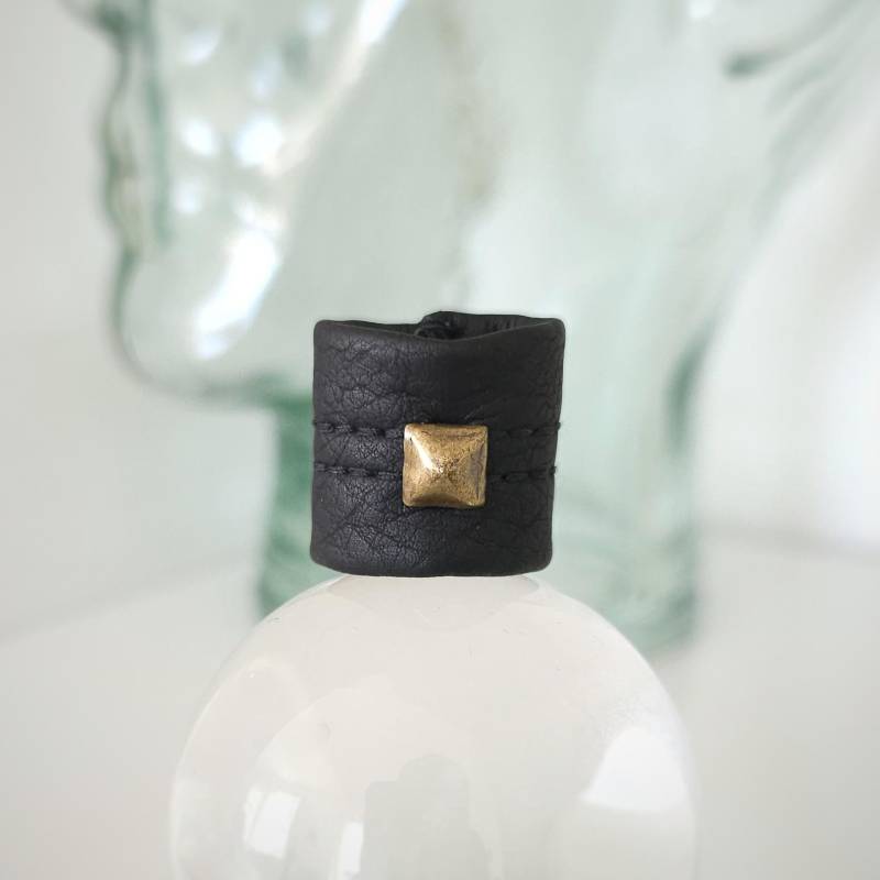 Kalopsia Schwarzer Unisex Vegan Lederring Mit Nieten Kalopsia Schwarzer Unisex Vegan Lederring Mit Nieten von CursedArrows