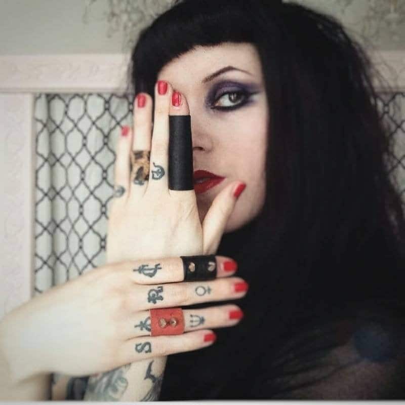 The Void Verwandelbarer Schwarzer Statement Ring Aus Veganem Leder The Void Verwandelbarer Schwarzer Statement Ring Aus Veganem Leder von CursedArrows