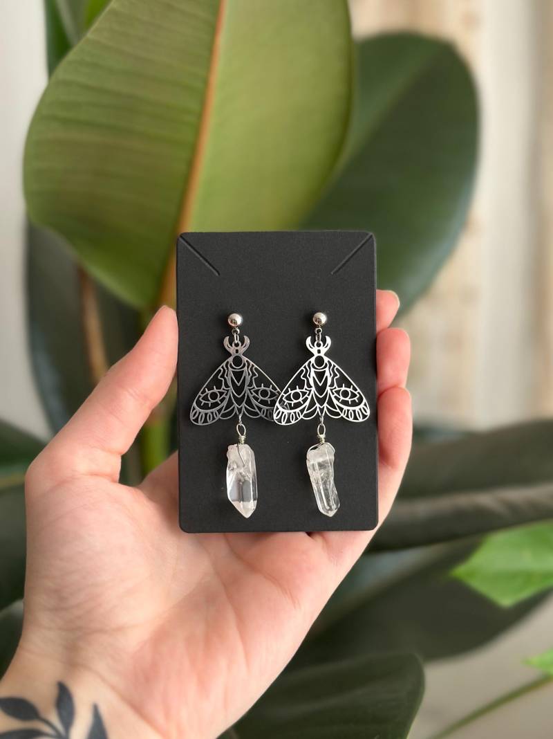 1 Paar Selbstgemachte Ohrringe Aus Edelstahl Mit Bergkristallen - Motten Schmetterlinge Magisch Ästhetisch Gothic Tumblr 1 Paar Selbstgemachte Ohrringe Aus Edelstahl Mit Bergkristallen - Motten Schmetterlinge Magisch Ästhetisch Gothic Tumblr von CursedWonderland