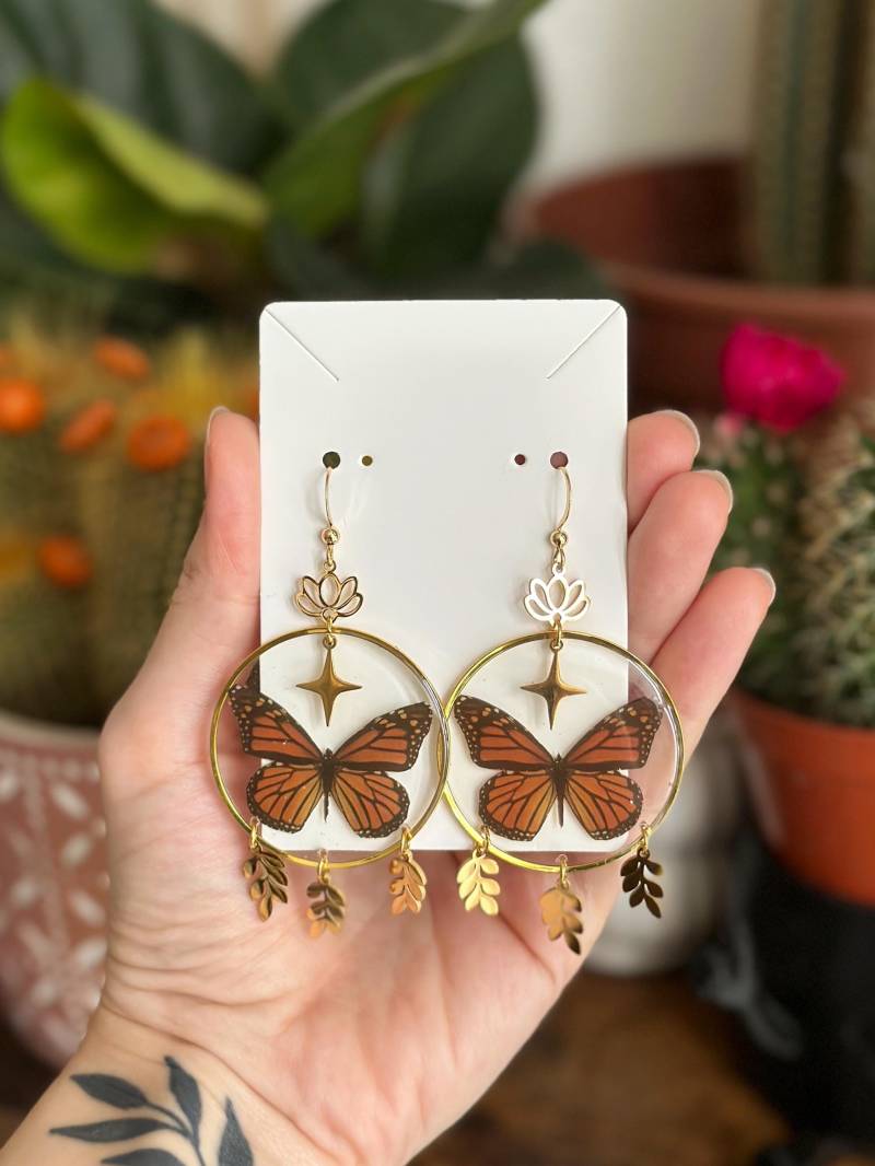 Boho-Ohrringe Mit Schmetterling & Goldenen Anhängern Statement-Schmuck Braunen Butterfly , Handgemacht Aus Epoxidharz Fairycore Jewelry von CursedWonderland