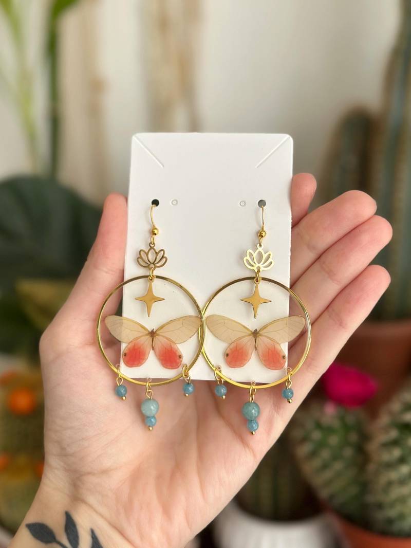 Boho-Ohrringe Mit Schmetterling & Goldenen Anhängern Statement-Schmuck Weißen Butterfly , Handgemacht Aus Epoxidharz Fairycore Jewelry von CursedWonderland