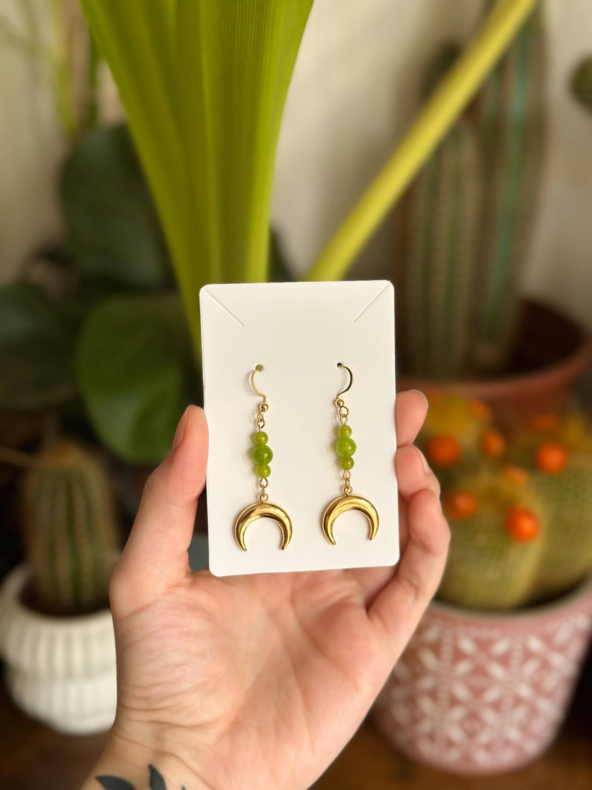 Goldene Halbmond-Ohrringe Mit Grünen Glasperlen - Mystisch, Leicht & Nature Inspired Boho Schmuck von CursedWonderland