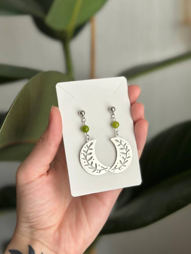 Silberne Halbmond-Ohrringe Mit Filigranem Blättermuster Und Grüner Glasperle | Edelstahl Handgemacht & Leicht Mondohrringe Silberne Halbmond-Ohrringe Mit Filigranem Blättermuster Und Grüner Glasperle | Edelstahl Handgemacht & Leicht Mondohrringe von CursedWonderland