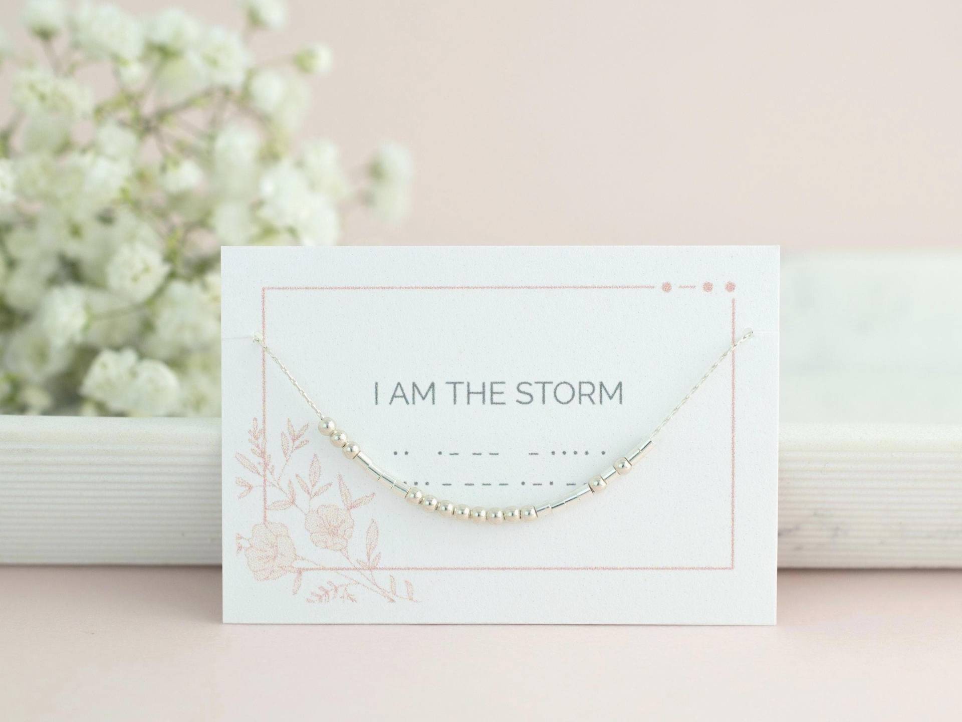Ich Bin Der Sturm Halskette, Überlebende Motivationsschmuck, Morse-Code Schmuck, Inspirationsgeschenk Für Sie, Sterling Silber, Gold Fill Ich Bin Der Sturm Halskette, Überlebende Motivationsschmuck, Morse-Code Schmuck, Inspirationsgeschenk Für Sie, Sterling Silber, Gold Fill von CursinginCode