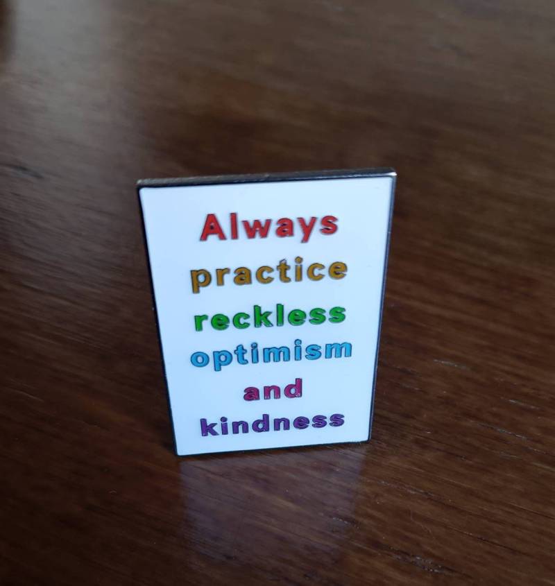 Rücksichtslose Freundlichkeit Und Optimismus Emaille Pin von CurvingSkyDesigns