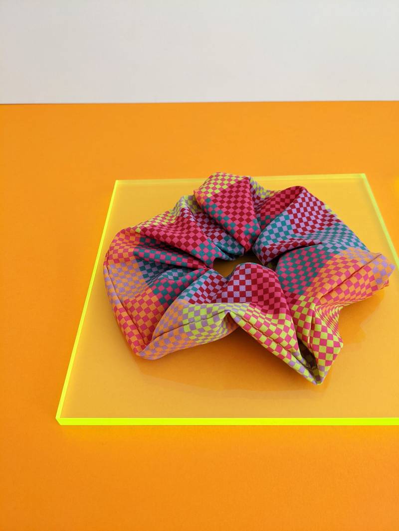 Schachbrett Muster Oversized Scrunchie ~ Pixel Print von CustardCloth