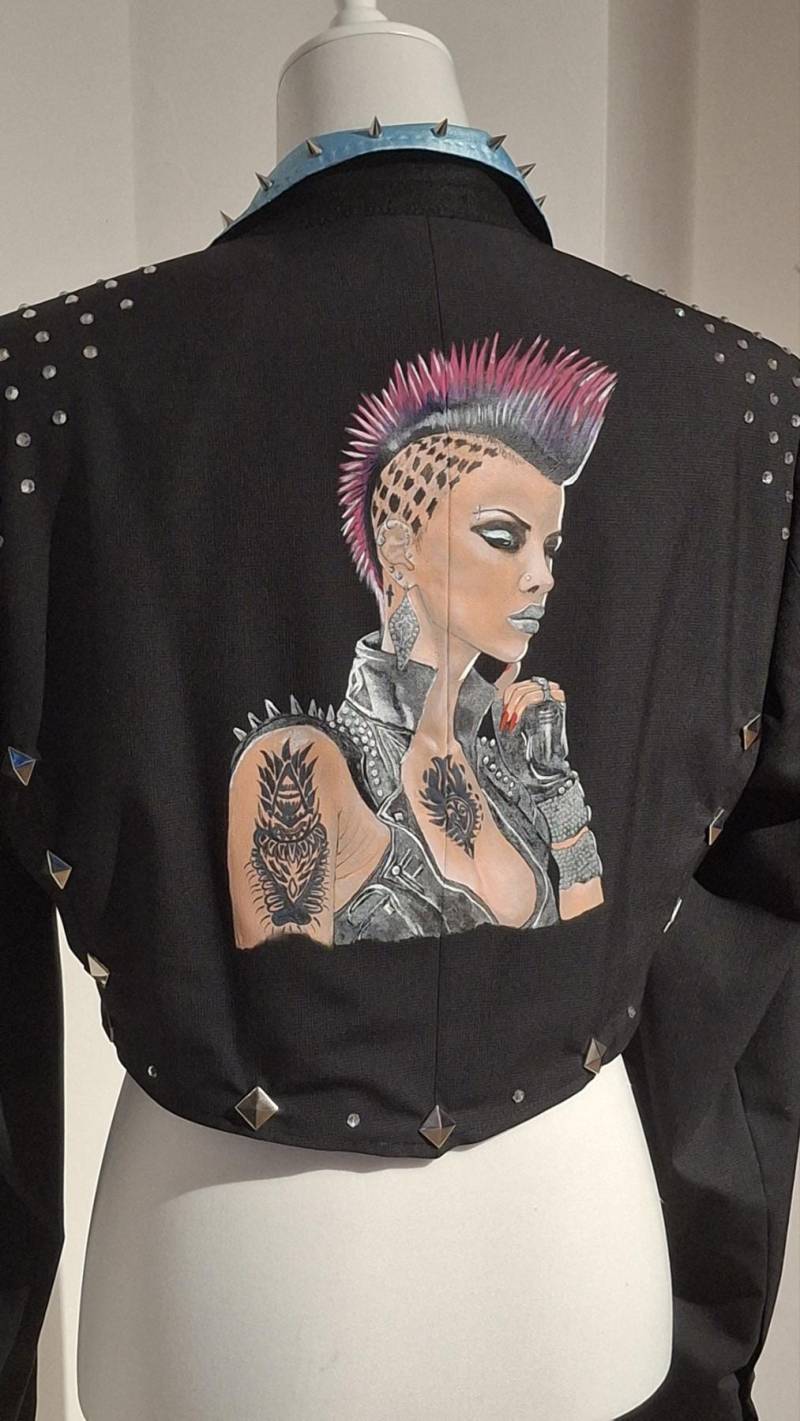 Punk Art Cropped Blazer - Hand-Painted 90S Tattoo Girl Metal Studs, Spikes, Chains Statement Fashion Jacket Collectible Designer Piece von AllaKovtun