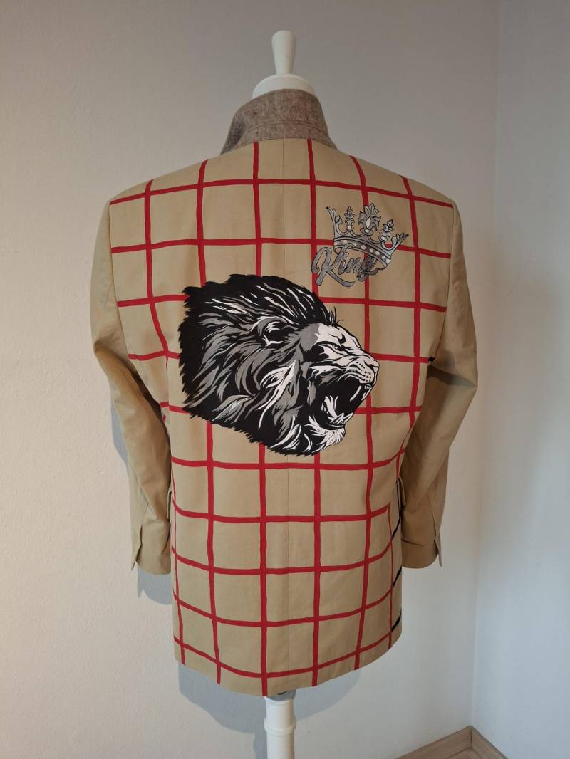 Hand-Painted Lion Blazer - Unisex Art Jacket in Grid Print Designer Wear von AllaKovtun