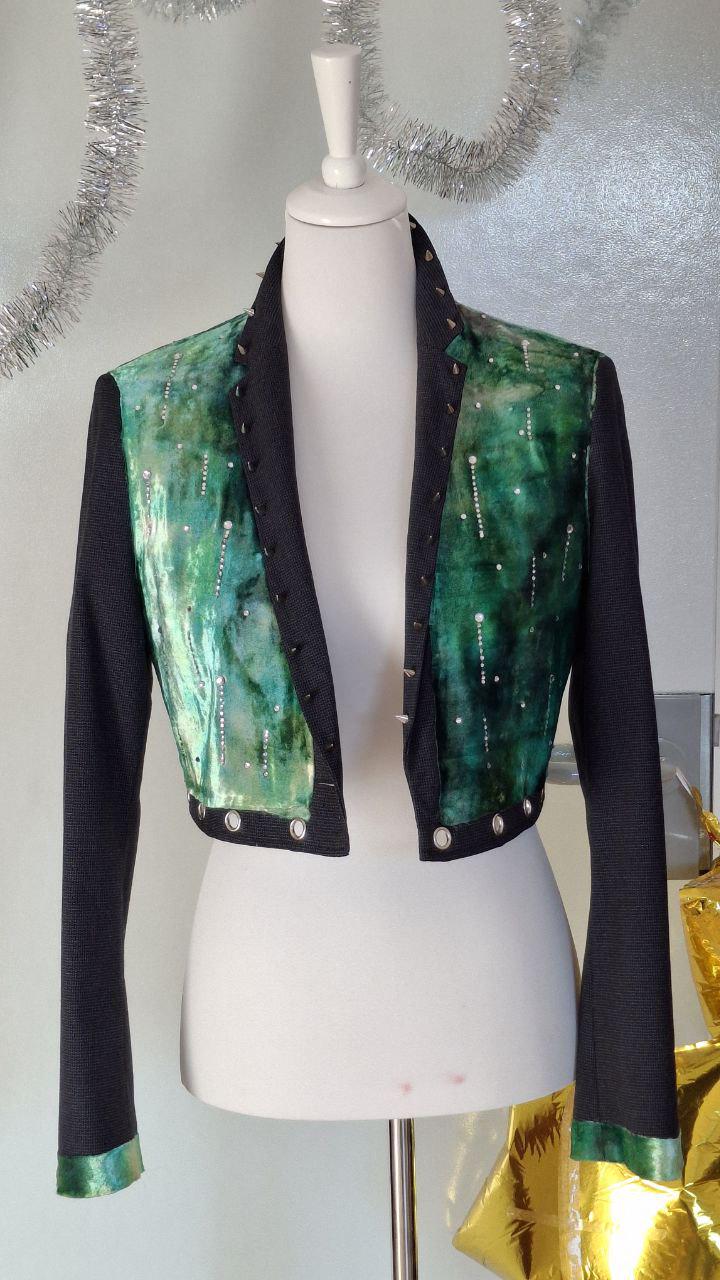 Emerald Galaxy Designer Blazer With Royal Velvet & Metal Accents von AllaKovtun