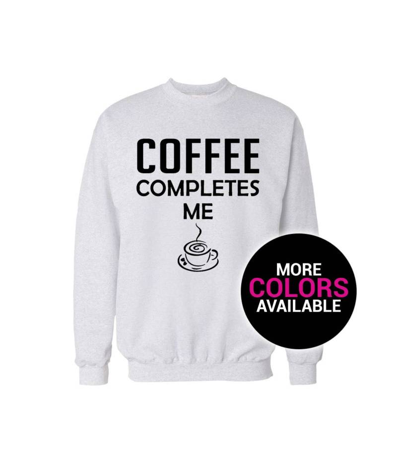 Coffee Completes Me Crewneck Sweatshirt Herren/Frauen Unisex Weiß Schwarz Weich Baumwolle von CustomApparelHouse