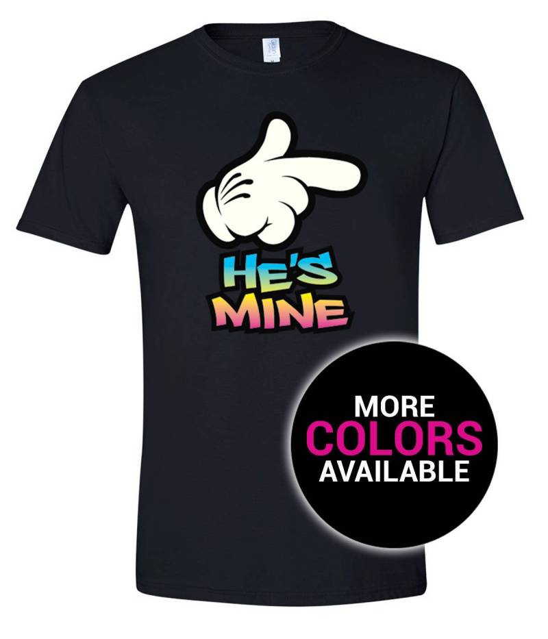 Er Ist Mein T-Shirt Neon Cartoon Hand Design Männer Frauen Unisex Mehrere Farben Gildan Weiche Baumwolle Geschenk Individuelle Freund Freundin Paare von CustomApparelHouse