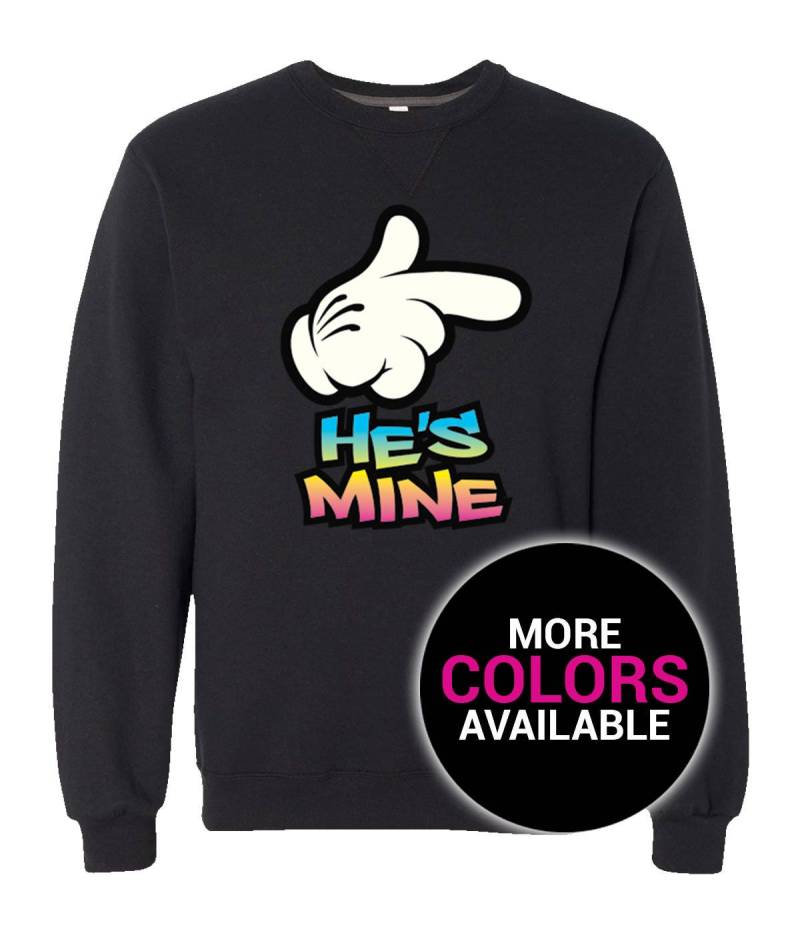 Er Ist Mine Rundhals-Sweatshirt Neon Cartoon Hand Design Männer Frauen Unisex Mehrere Farben Weiche Baumwolle Geschenk Benutzerdefinierte Freund von CustomApparelHouse
