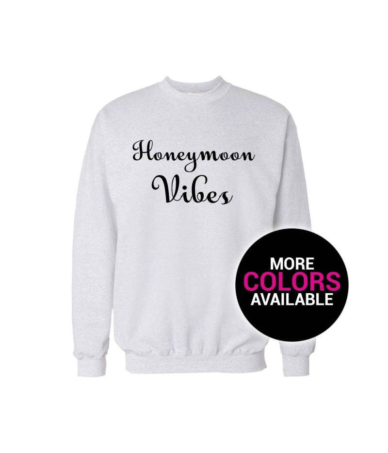 Flitterwochen Vibes Crewneck Sweatshirt Herren/Frauen Unisex Weiß Schwarz Weich Baumwolle von CustomApparelHouse