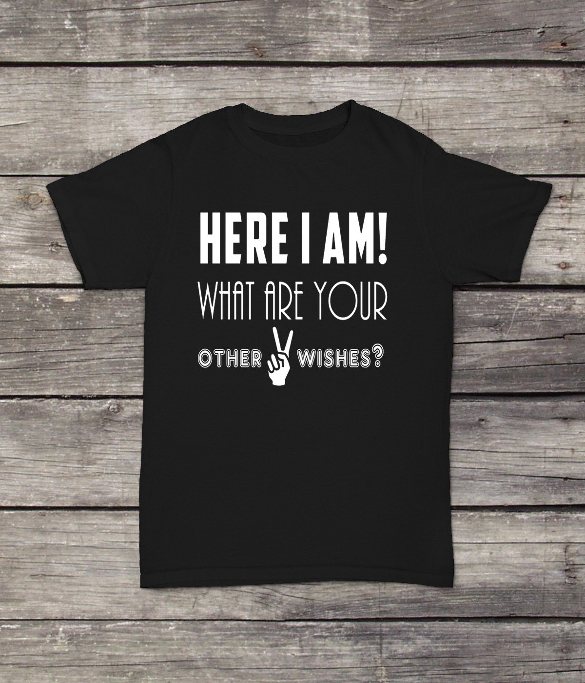 Hier Bin Ich, Was Sind Deine Anderen Beiden Wünsche T-Shirt Design Männer/Frauen Unisex Weiß Schwarz Weiche Baumwolle von CustomApparelHouse