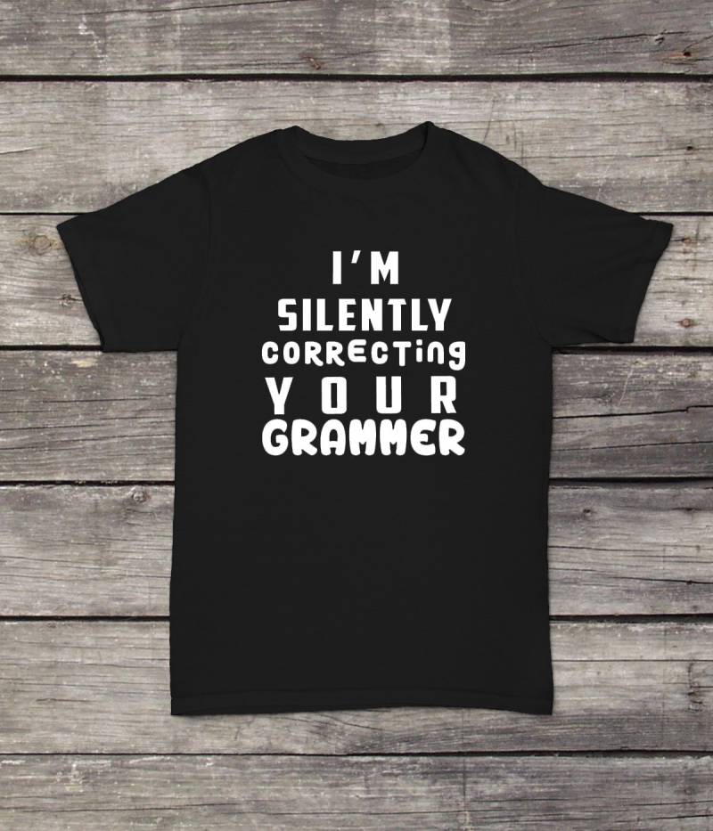 Ich Korrigiere Lautlos Ihre Grammatik T-Shirt Lustiger Lehrer Schüler Englisch Geschenk Rechtschreibung Design Männer/Frauen Unisex Weiß Schwarz von CustomApparelHouse