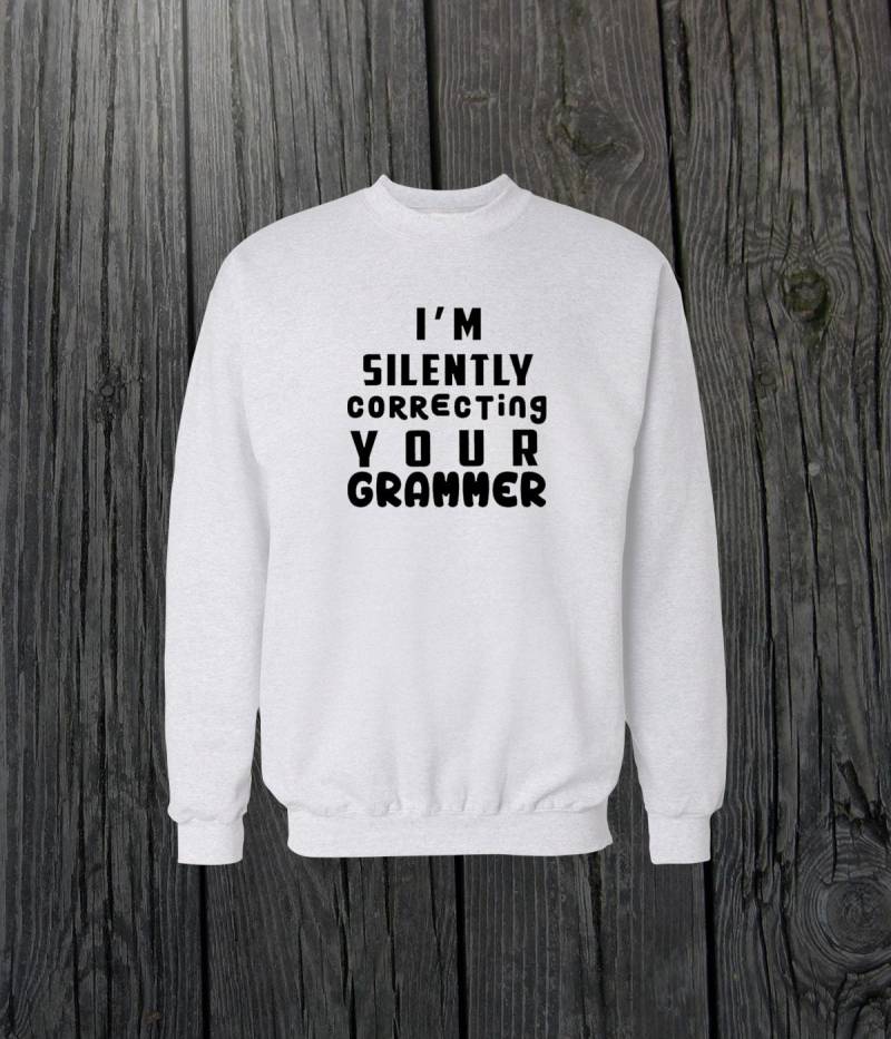 Im Silently Correcting Your Grammar Crewneck Sweatshirt Design Lustige Männer/Frauen Unisex Weiß Schwarz Weich Baumwolle von CustomApparelHouse