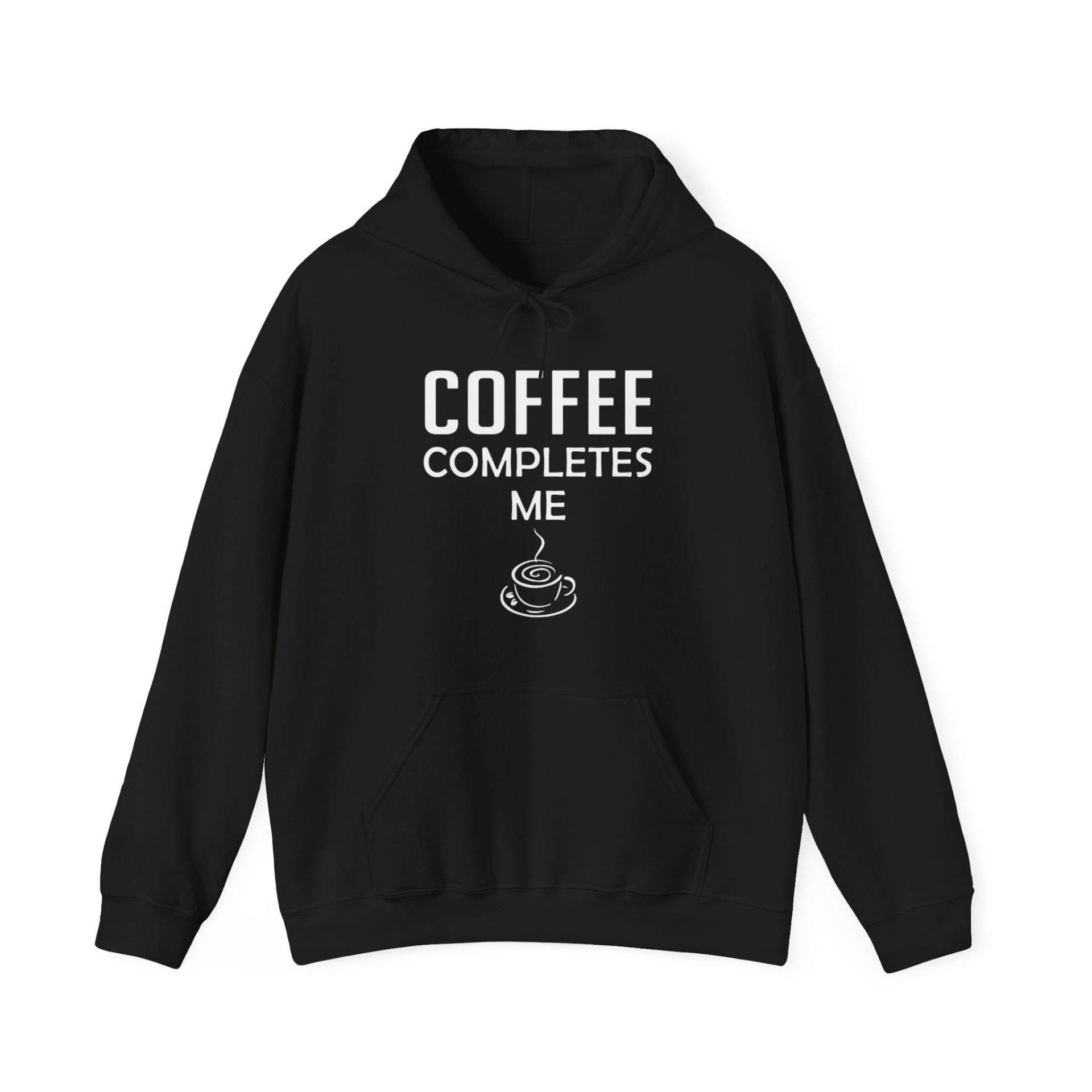 Kaffee Vervollständigt Mich Hoodie Lustiges Sweatshirt Koffein-Süchtiger Geschenk Für Kaffee-Liebhaber-Frauen Niedliches Kaffee-Zitat Gemütlicher von CustomApparelHouse