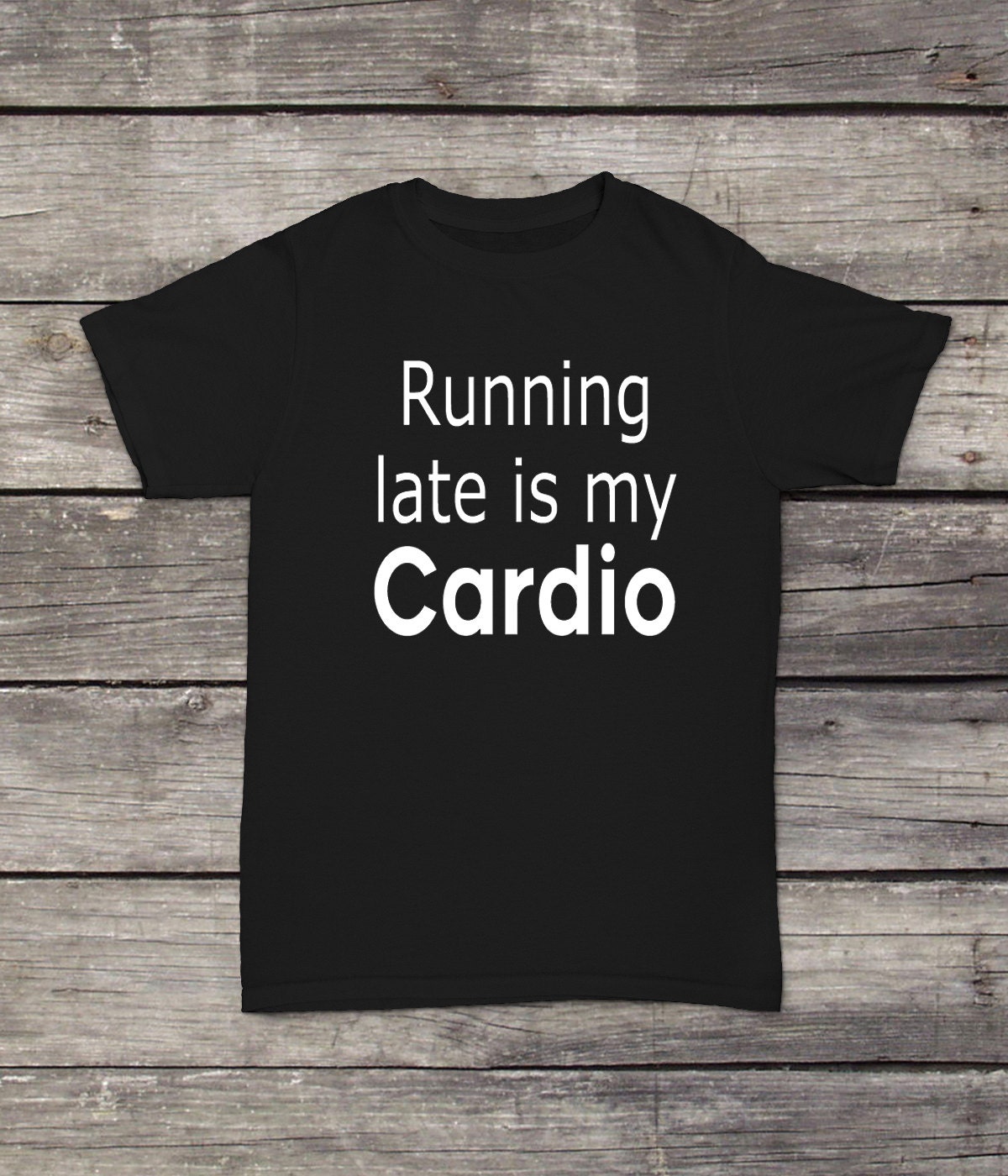 Läuft Spät Ist Mein Cardio T-Shirt Gesundheit Arbeiten Lustige Leute Design Männer/Frauen Unisex Weiß Schwarz Weiche Baumwolle von CustomApparelHouse