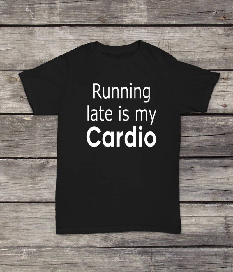 Läuft Spät Ist Mein Cardio T-Shirt Gesundheit Arbeiten Lustige Leute Design Männer/Frauen Unisex Weiß Schwarz Weiche Baumwolle von CustomApparelHouse