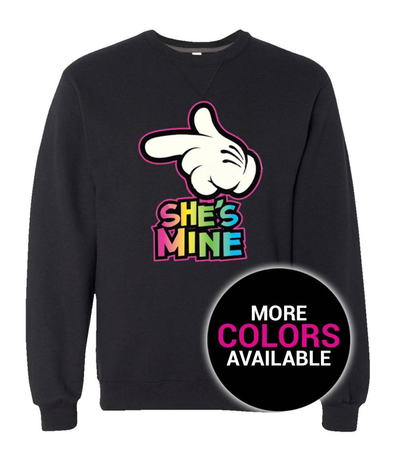 Sie Ist Meine Mine Rundhals-Sweatshirt Neon Cartoon Hand Design Männer Frauen Mehrere Farben Weiche Baumwolle Geschenk Individuelle Freund Freundin von CustomApparelHouse