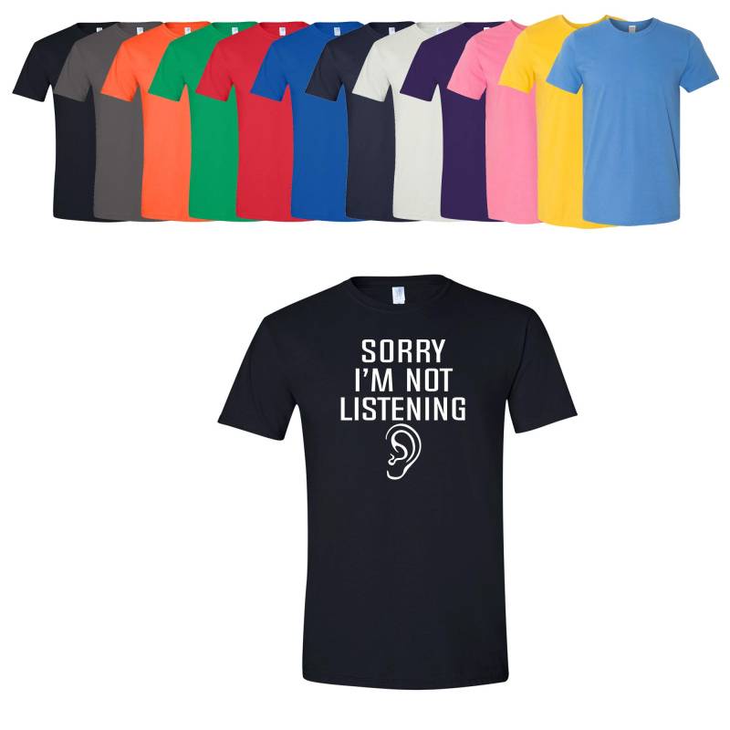 Sorry Im Not Listening T-Shirt Lustiges Design Männer/Frauen Unisex Weiß Schwarz Weich Baumwolle von CustomApparelHouse