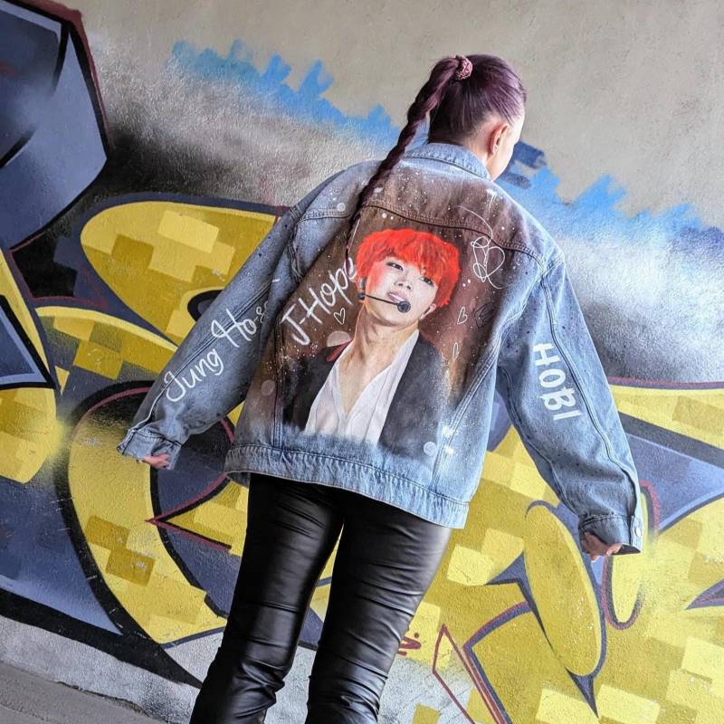 Handbemalte Custom Jeansjacke Personalisiertes Portrait Kpop Fan Geschenk von CustomByTsivinska